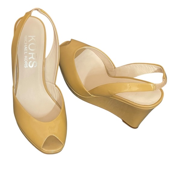 MICHAEL KORS Tan Patent
Leather 4" High Wedge Open Toe
Slingback Shoes size 7.5M - Picture 1 of 13